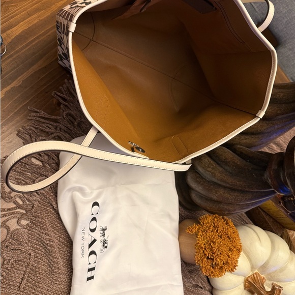 NEW W/Tags Chevron design Coach handbag(Grey & Cream.JUST THE HANDBAG! - Picture 5 of 9